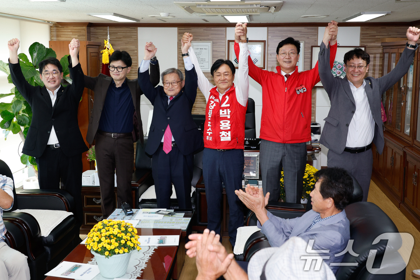 (인천=뉴스1) 안은나 기자 = 한동훈 국민의힘 대표가 박용철 강화군수 후보 10·16 재보궐 선거 지원을 위해 27일 인천 강화군 대한노인회 인천강화군지회를 찾아 장기천 지회장과 …