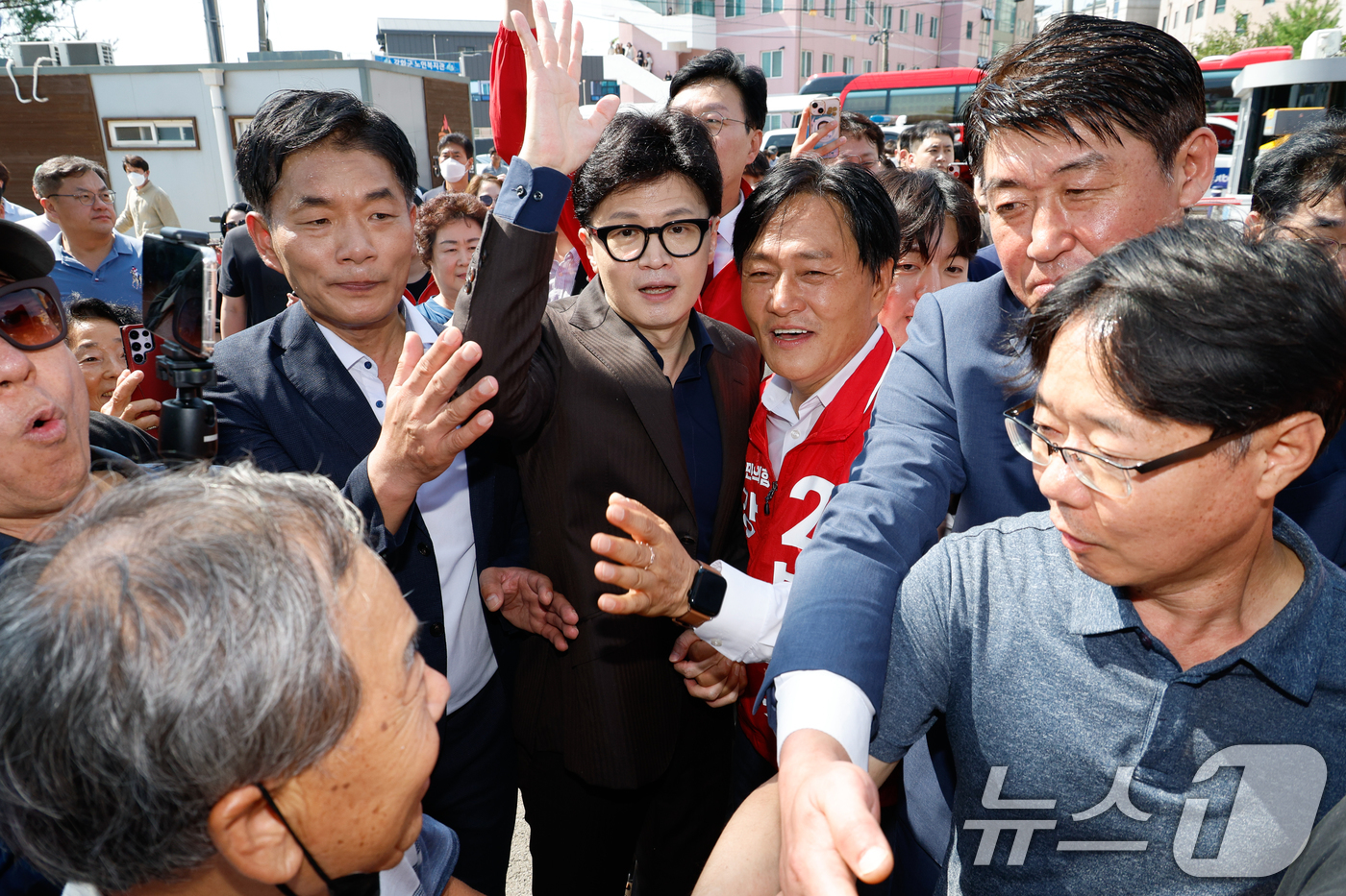 (인천=뉴스1) 안은나 기자 = 한동훈 국민의힘 대표가 박용철 강화군수 후보 10·16 재보궐 선거 지원을 위해 27일 인천 강화풍물시장을 찾아 인사하고 있다. 2024.9.27/ …