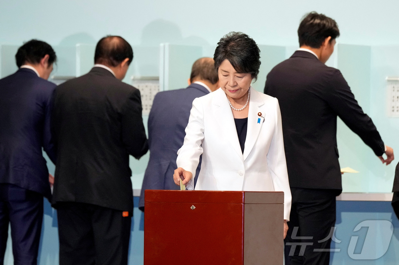 (도쿄 로이터=뉴스1) 김지완 기자 = 27일 일본 도쿄에서 열린 자민당 총재선거에서 후보 중 한명인 가미카와 요코 외무상이 자신의 투표용지를 투표함에 넣고 있다. 2024.09. …