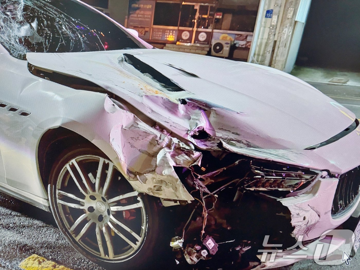 본문 이미지 - 지난 24일 오전 3시 11분쯤 광주 서구 화정동 한 도로에서 서울 소재 법인 명의의 마세라티가 앞서가던 오토바이를 들이받아 2명의 사상자가 발생했다. 사진은 사고가 난 마세라티의 모습. &#40;독자제공&#41; 2024.9.27/뉴스1 