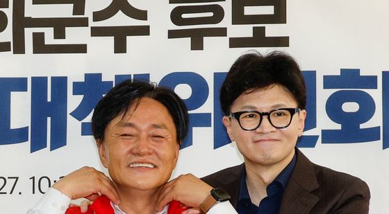 박용철 후보 조끼 입혀주는 한동훈 대표