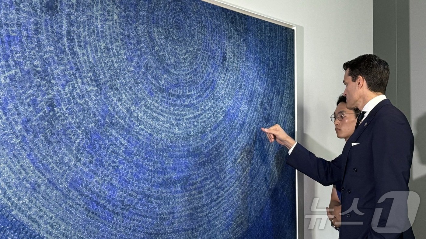 본문 이미지 - 프랜시스 벨린&#40;Francis Belin&#41; 크리스티 아시아 지역 총괄 사장이 지난 26일 홍콩 더 헨더슨 크리스티 홍콩 본사에서 열린 이브닝 경매에 앞서 김환기 화백의 작품을 설명하고 있다. 김 화백의 이 작품은 경매에서 한국 미술품 경매가 기준 3위에 해당하는 약 78억2000만 원에 낙찰됐다. 2024.9.26/뉴스1 ⓒ News1 김일창 기자