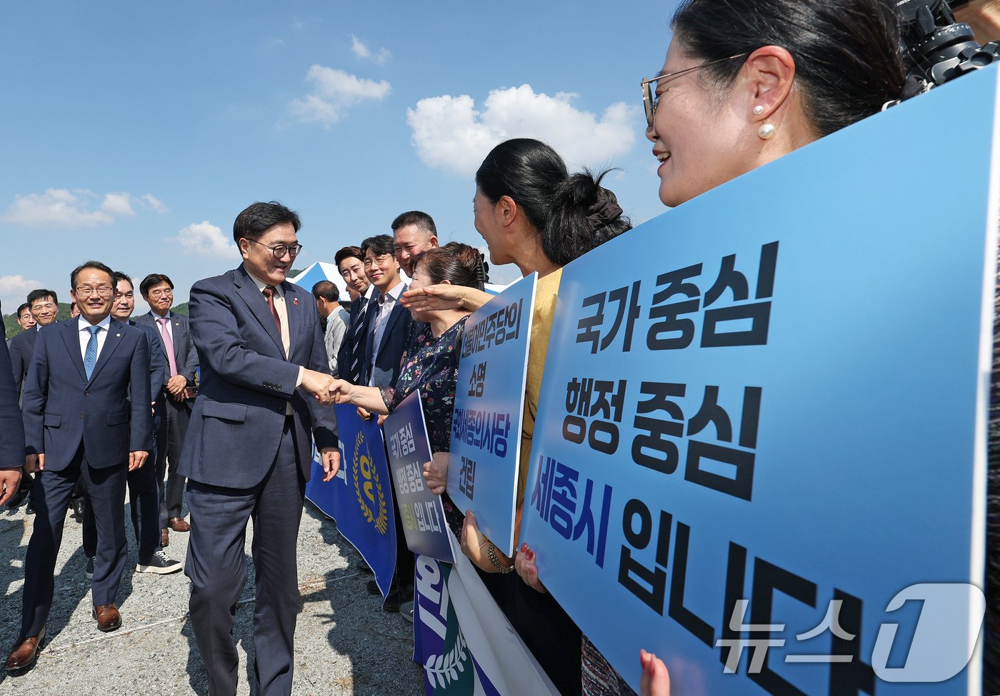 우원식 국회의장과 국회세종의사당 건립위원회 위원들이 27일 오후 세종시 세종동 국회세종의사당 예정 부지를 방문해 세종시민들과 인사를 나누고 있다. 2024.9.27/뉴스1 ⓒ News1 장수영 기자