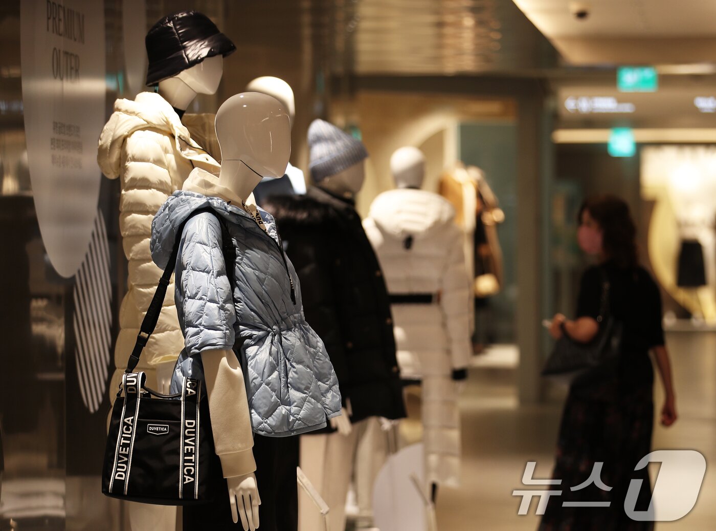 본문 이미지 - 백화점 3사가 일제히 가을 정기세일에 돌입한 27일 오후 서울 중구 롯데백화점 본점에서 고객들이 매장을 둘러보고 있다. 2024.9.27 ⓒ 뉴스1 오대일 기자