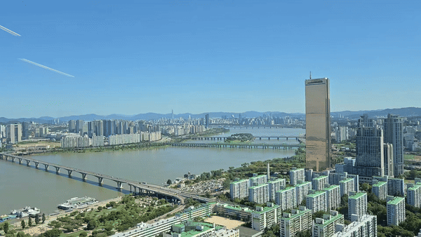 본문 이미지 - '브라이튼 여의도' 48층 높이에서 내려다 본 한강뷰.