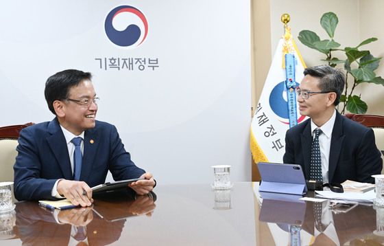 최상목 만난 S&P "한국, 2026년 1인당 GDP 4만달러 넘을 것"