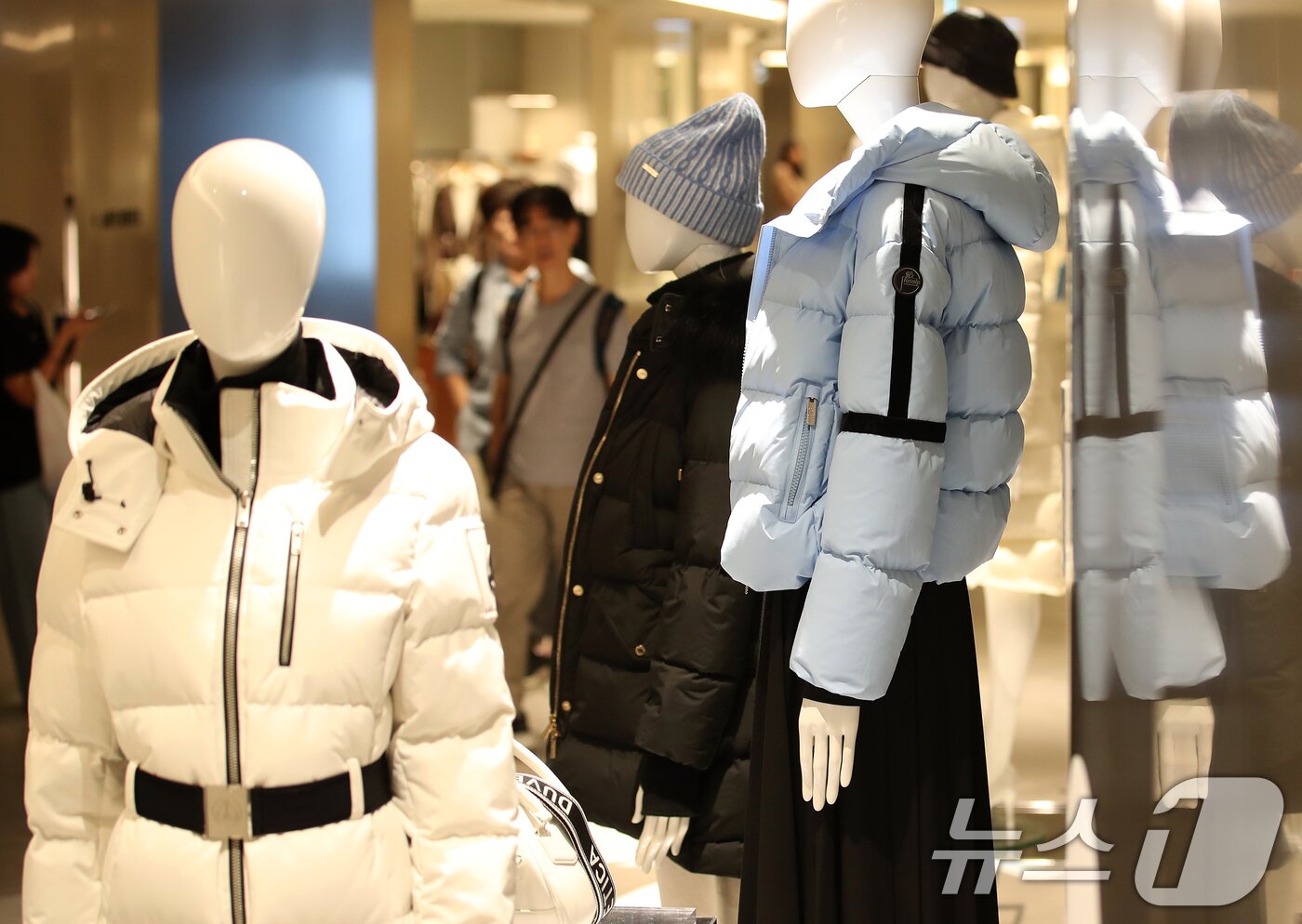 본문 이미지 - 서울 중구 롯데백화점 본점에서 고객들이 매장을 둘러보고 있다. 2024.9.27/뉴스1 ⓒ News1 오대일 기자