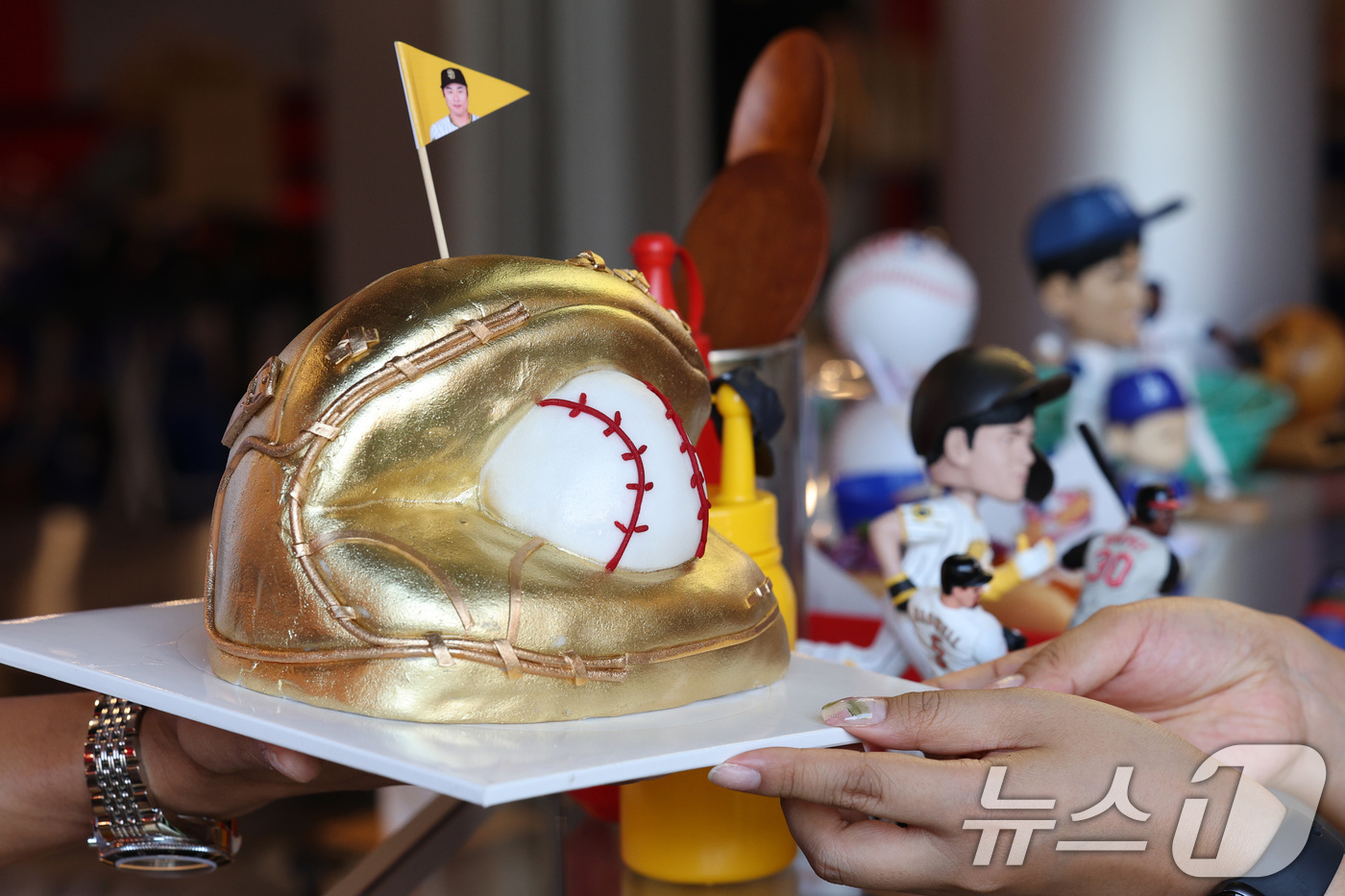 (서울=뉴스1) 신웅수 기자 = 27일 서울 성동구 성수동에 마련된 MLB 포차에서 셰프 오스틴 강이 특별 요리를 선보이고 있다.오는 29일까지 열리는 MLB 포차는 한국식 포장마 …
