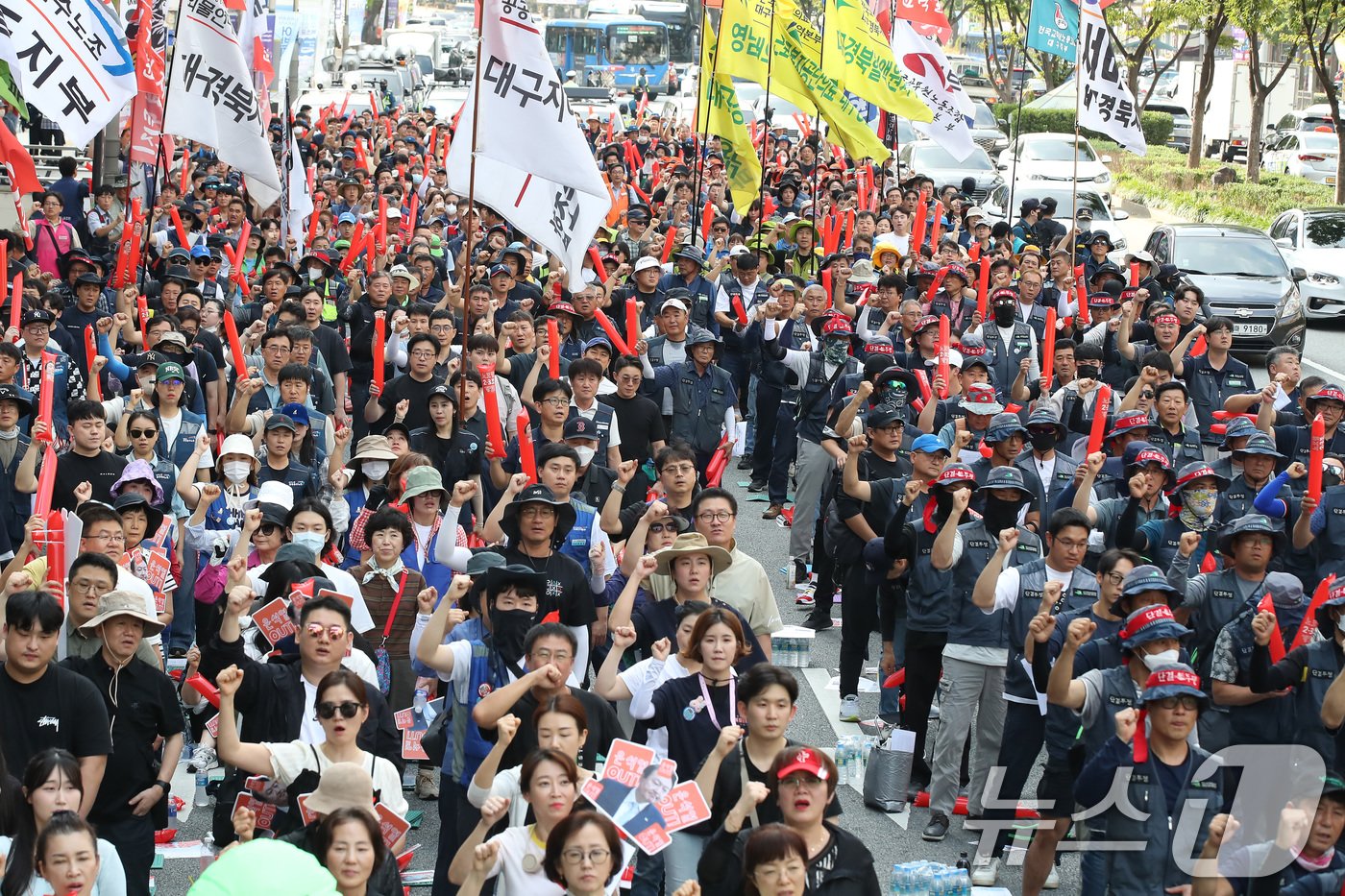 27일 오후 대구 중구 반월당 인근 달구벌대로에서 민주노총 대구지역본부 주최로 열린 &#39;927대구노동자대회&#39;에서 노조원 등 참석자들이 &#34;윤석열 정권 퇴진＂ 구호를 외치고 있다. 2024.9.27/뉴스1 ⓒ News1 공정식 기자