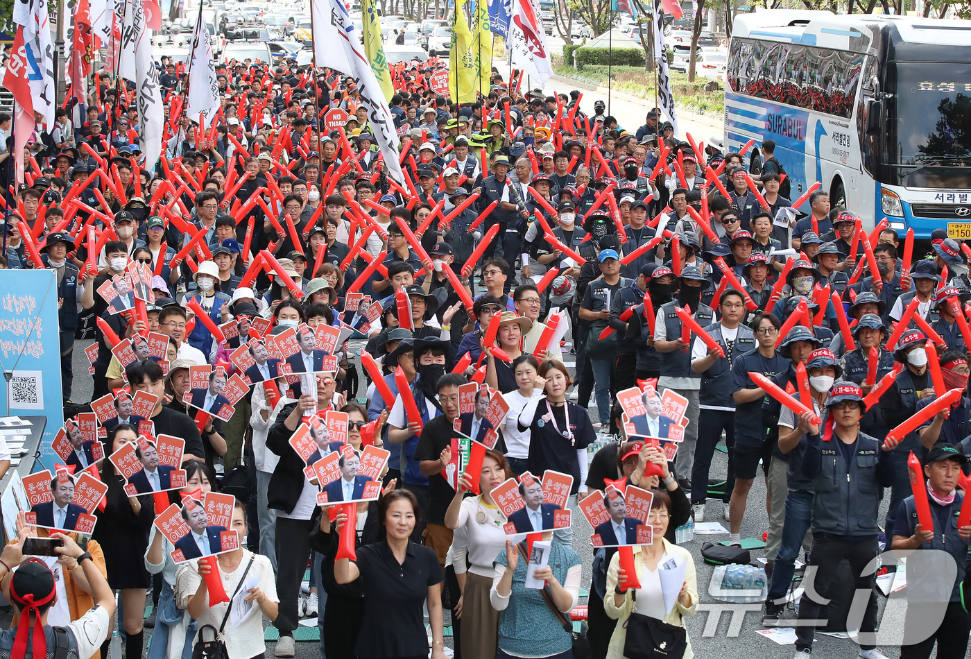 (대구=뉴스1) 공정식 기자 = 27일 오후 대구 중구 반월당 인근 달구벌대로에서 민주노총 대구지역본부 주최로 열린 '927대구노동자대회'에서 노조원 등 참석자들이 "윤석열 정권 …