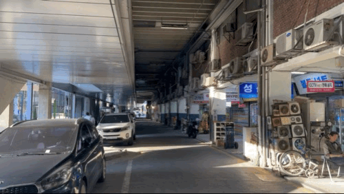 본문 이미지 - 지난 26일 오후 방문한 세운상가 공중보행로 일대의 모습. 공중보행로 아래 1층 상가들과 그 일대는 낮에도 햇빛이 잘 들지 않아 다소 어두웠다.2024.09.26/ 뉴스1