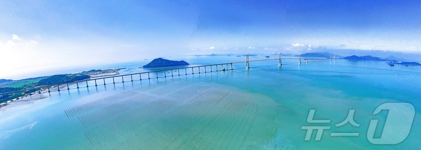 본문 이미지 - 신안군 천사대교와 갯벌 &#40;김종규 작가&#41;  /뉴스1