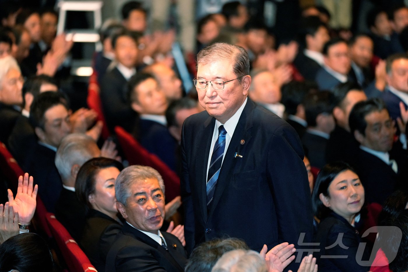 본문 이미지 - 27일 일본 도쿄에서 열린 자민당 총재선거에서 당선된 이시바 시게루 신임 총재가 인사하고 있다. 2024.09.27 ⓒ 로이터=뉴스1 ⓒ News1 김지완 기자