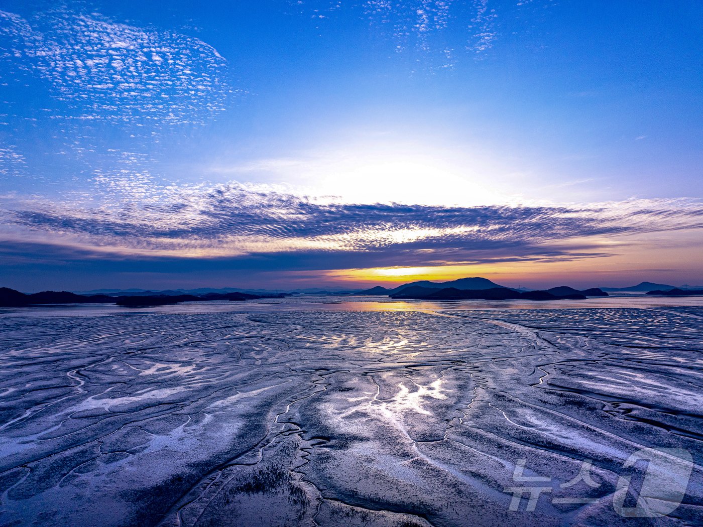 본문 이미지 - 신안 증도 갯벌 일출 전경 &#40;김종규 작가&#41;  /뉴스1