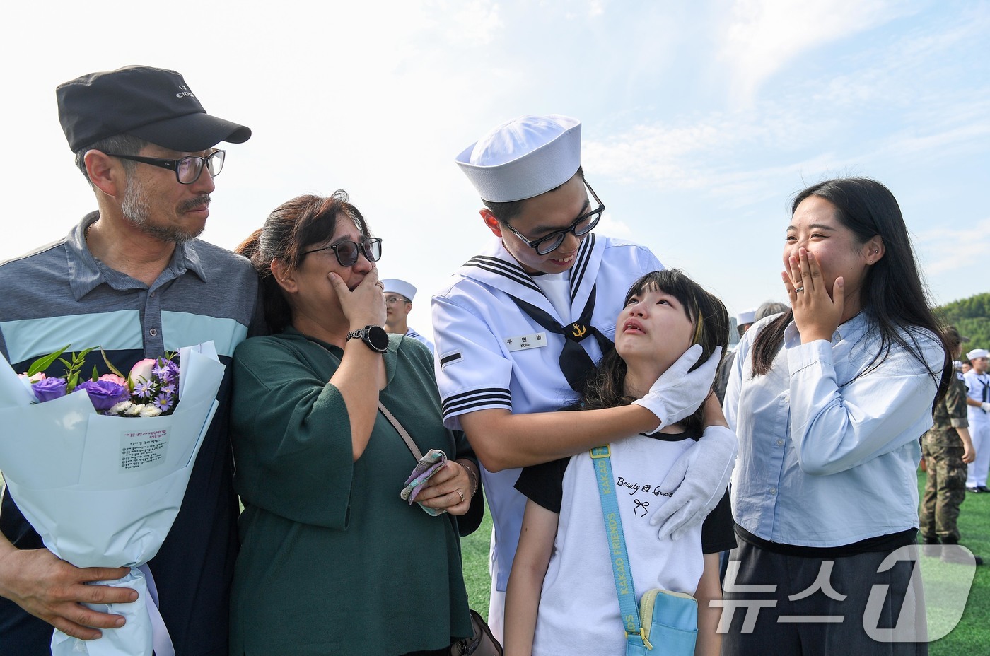 (창원=뉴스1) 윤일지 기자 = 27일 경남 창원시 진해구 해군교육사령부 기초군사교육단 연병장에서 열린 '해군병 706기 수료식'에서 해군병이 가족과 인사를 나누고 있다.해군병 4 …