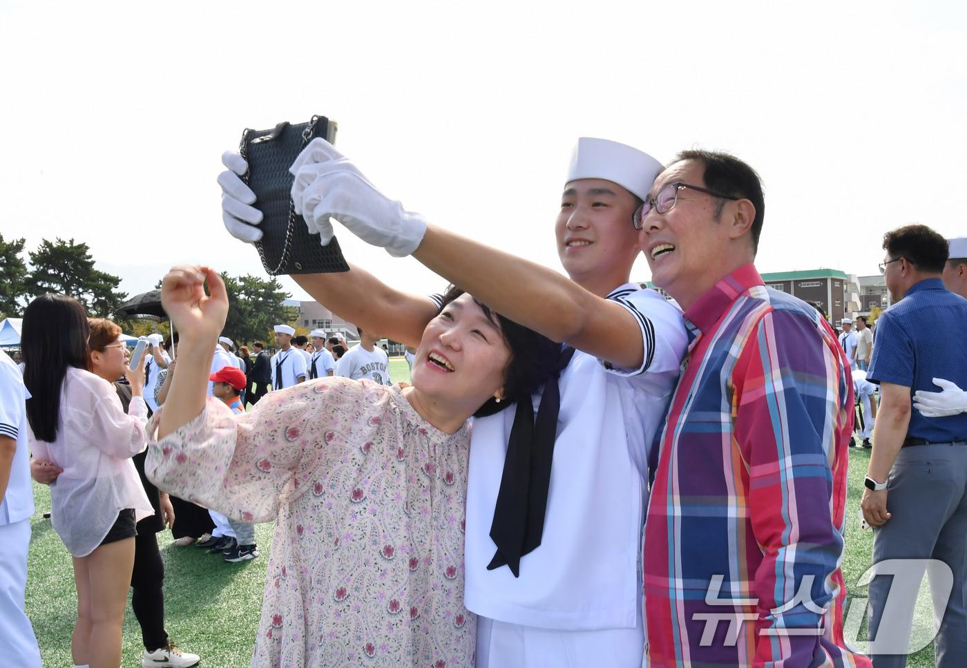 (창원=뉴스1) 윤일지 기자 = 27일 경남 창원시 진해구 해군교육사령부 기초군사교육단 연병장에서 열린 '해군병 706기 수료식'에서 해군병이 가족과 인사를 나누고 있다.해군병 4 …