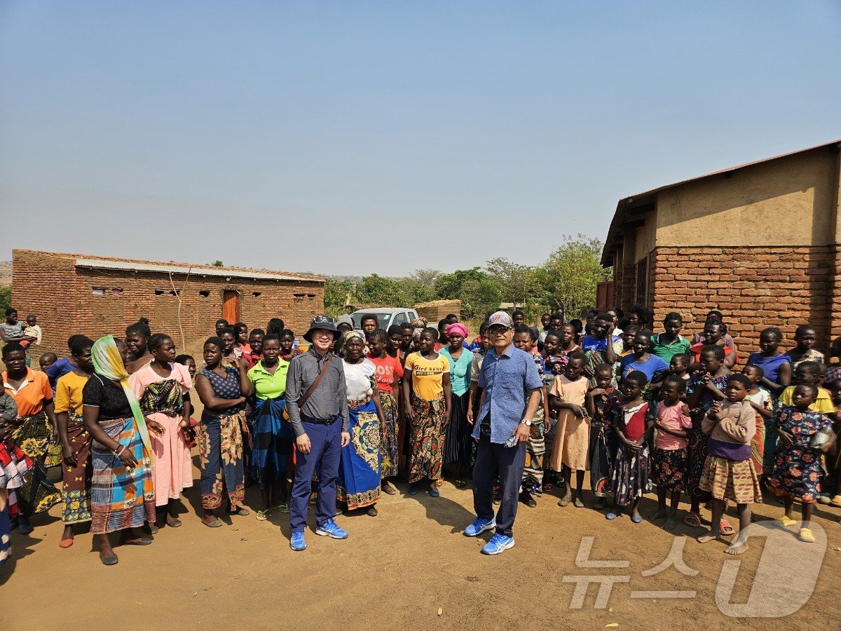 본문 이미지 - 지난 6일부터 13일까지 말라위를 방문한 전부학 대표와 황선배 사무국장.(말라위 어린이 후원회 제공)