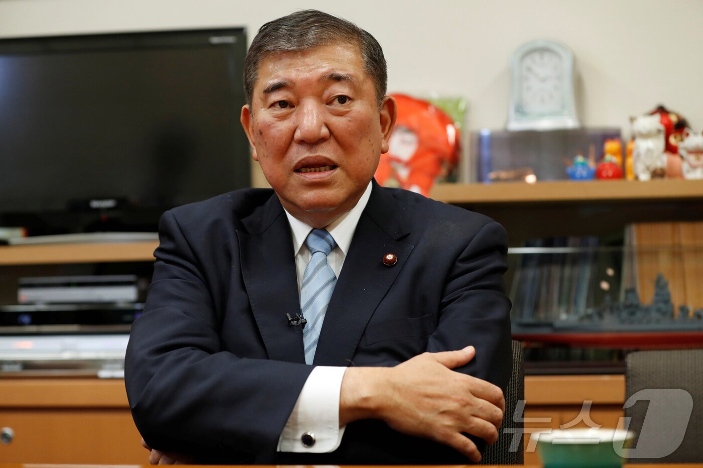 본문 이미지 - 지난 2020년 8월 31일 이시바 시게루 전 자민당 간사장이 일본 도쿄에 있는 그의 사무실에서 로이터통신과 인터뷰하고 있다. 이시바 전 간사장은 27일 자민당 신임 총재로 선출돼 차기 일본 총리로 취임할 예정이다. 2020.08.31 ⓒ 로이터=뉴스1 ⓒ News1 김지완 기자