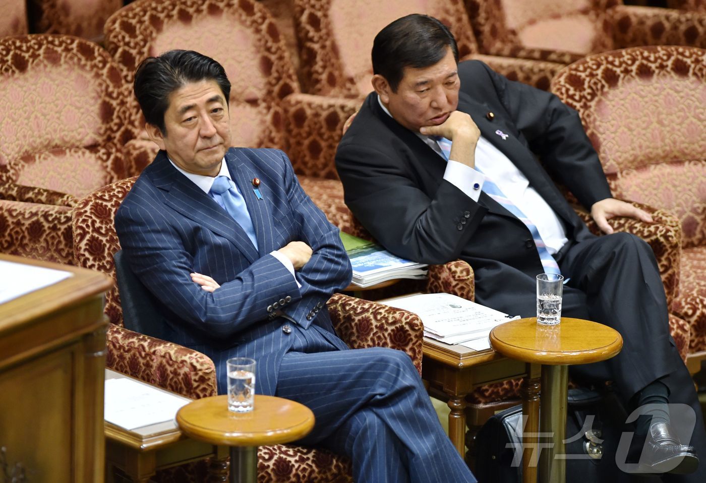 (도쿄 AFP=뉴스1) 김지완 기자 = 지난 2014년 11월 19일 일본 도쿄 국회의사당에서 아베 신조 당시 총리와 이시바 시게루 당시 지방창생상이 나란히 앉아 있다. 2014. …