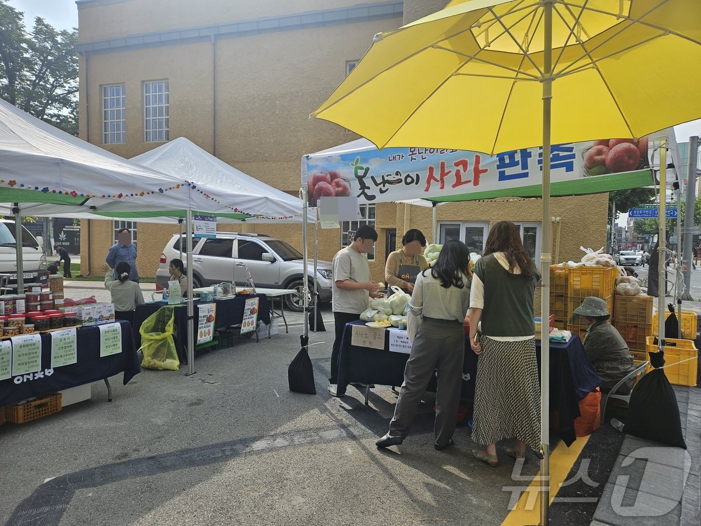 본문 이미지 - 온충북마켓이 열리고 있는 충북도청 쌈지광장.2024.9.27/뉴스1 이재규 기자 