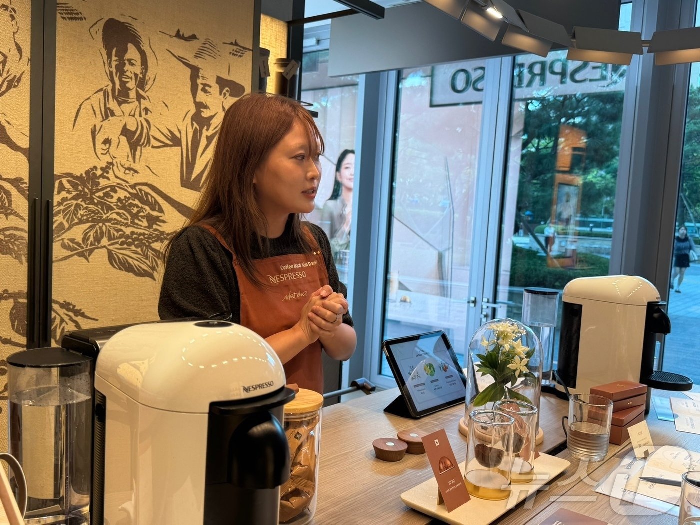 본문 이미지 - '네스프레소 N&deg;20 커피 마스터 클래스'에서 김단비 바드가 N&deg;20 원두를 설명하고 있다.2024.9.26/뉴스1 ⓒ News1 이강 기자