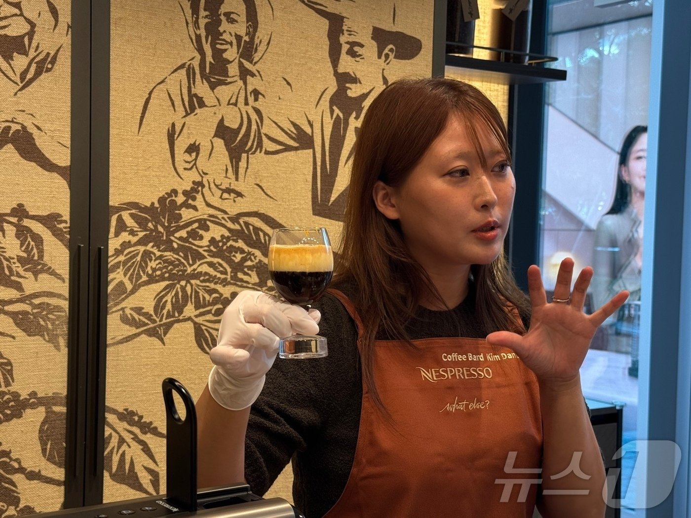 본문 이미지 - '네스프레소 N&deg;20 커피 마스터 클래스'에서 김단비 바드가 N&deg;20 오리지널 원두로 만든 에스프레소 콘파냐를 들고 설명하고 있다.2024.9.26/뉴스1 ⓒ News1 이강 기자