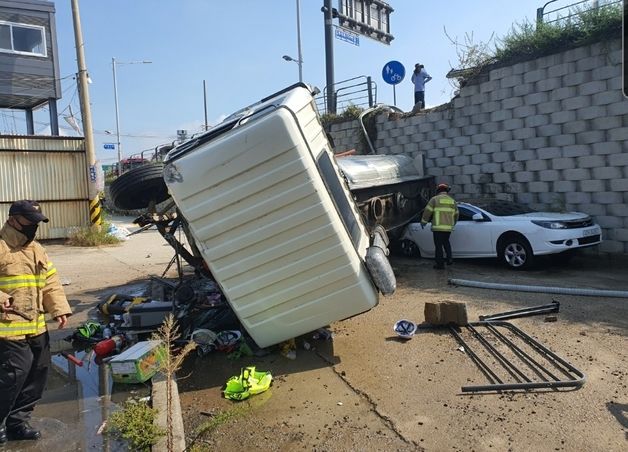 가드레일 뚫고 3m 아래 추락한 살수차 운전자 부상