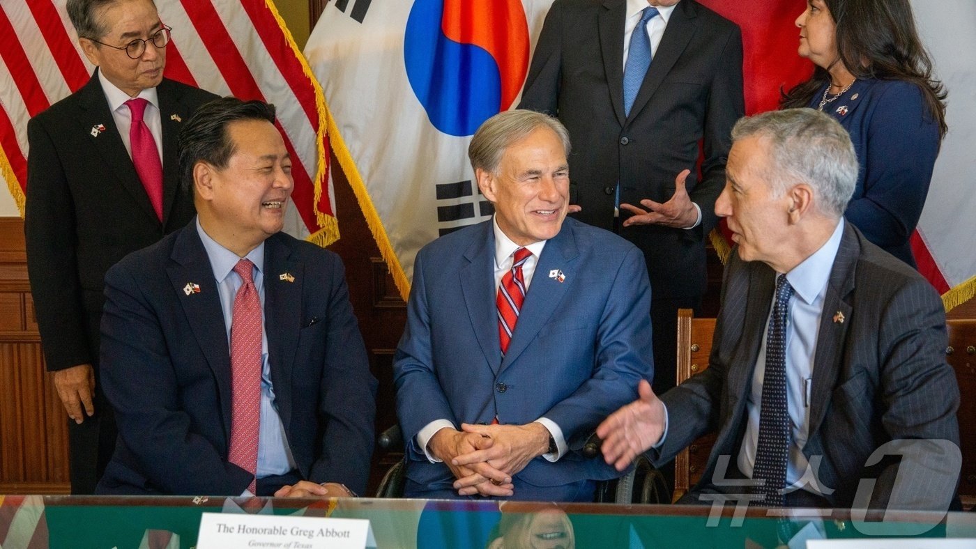 본문 이미지 - 조현동 주미대사(사진 좌측)와 필립 골드버그 주한미국대사(사진 맨 우측)가 11일(현지시간) 그렉 애보트 텍사스주지사와 면담하고 있다.(주미한국대사관 사진제공)