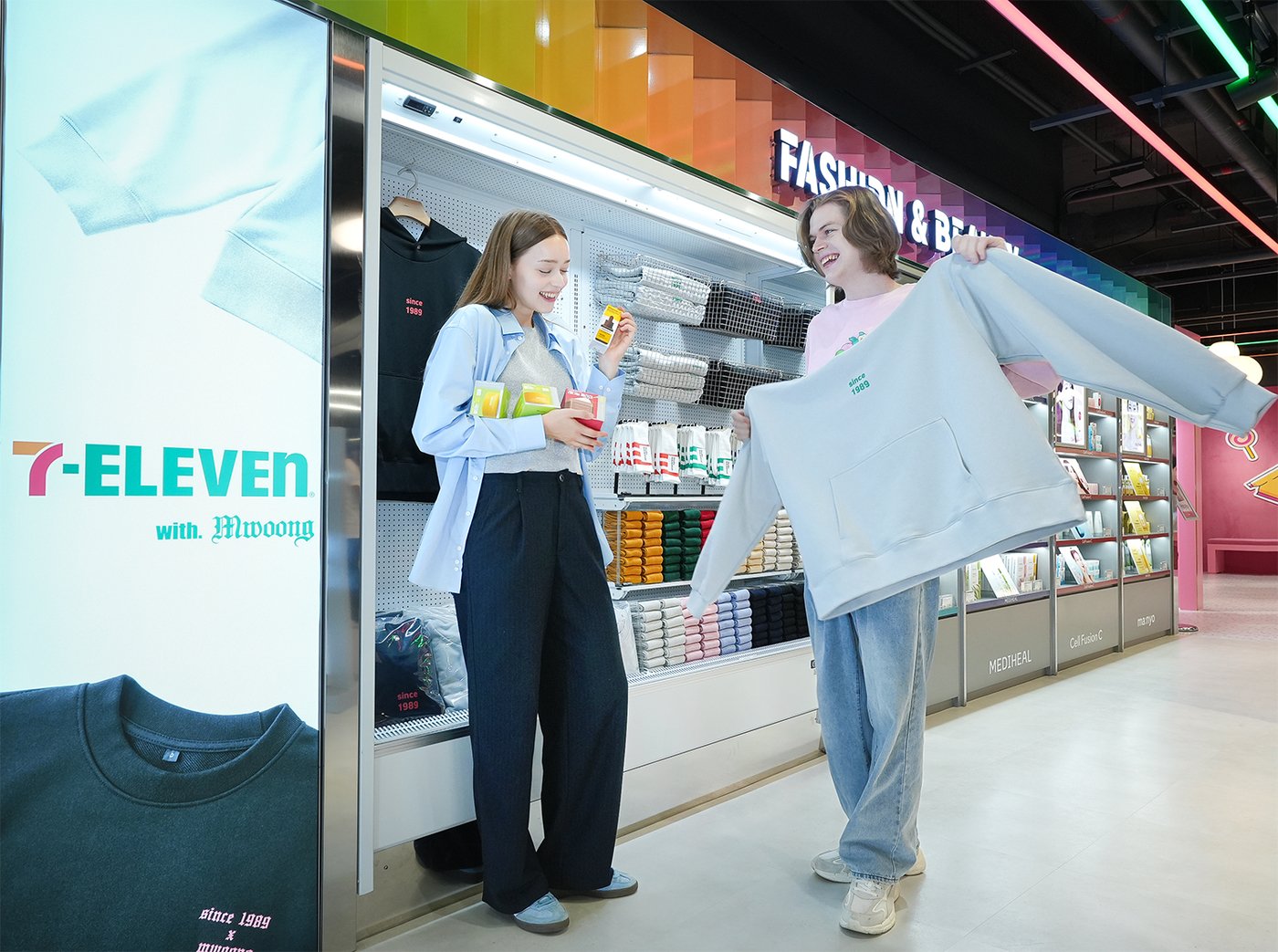 본문 이미지 - 세븐일레븐 동대문던던점 패션·뷰티존. (세븐일레븐 제공). 