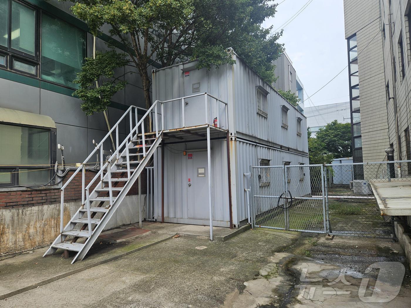 본문 이미지 - 서울 도봉세무서에 설치된 임시가설물(김영진 의원실 제공). 2024.9.27/뉴스1