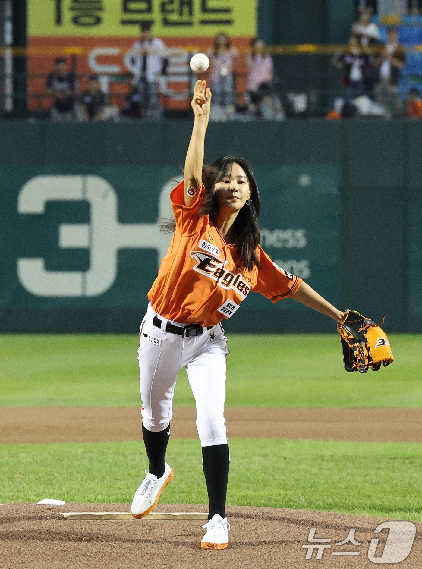 (대전=뉴스1) 장수영 기자 = 27일 오후 대전 한화생명 이글스파크에서 열린 프로야구 '2024 신한 SOL 뱅크 KBO리그' KIA 타이거즈와 한화 이글스의 경기에 앞서 소녀시 …