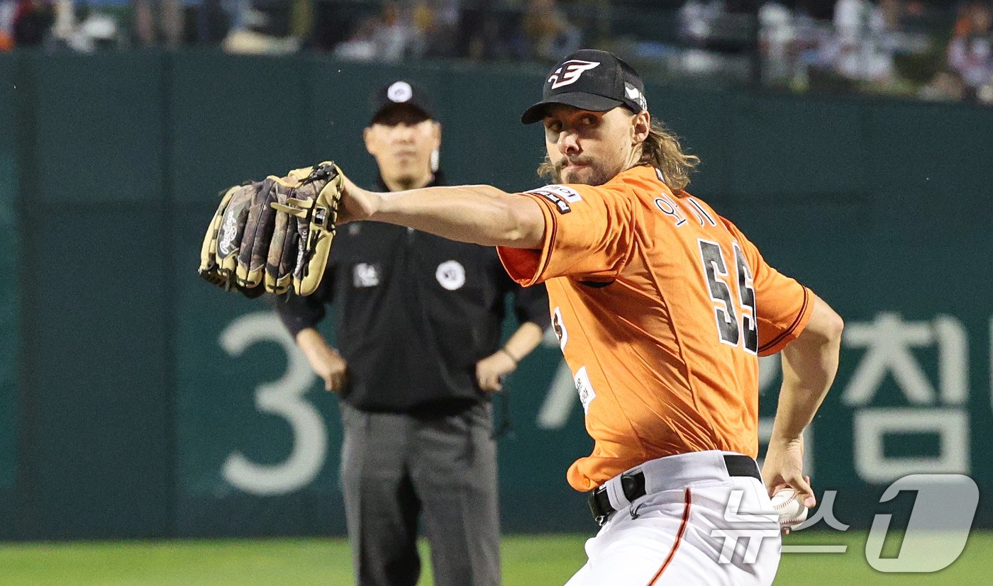 본문 이미지 - 27일 오후 대전 한화생명 이글스파크에서 열린 프로야구 &#39;2024 신한 SOL 뱅크 KBO리그&#39; KIA 타이거즈와 한화 이글스의 경기에 앞서 한화 선발 와이스가 연습투구를 하고 있다. 2024.9.27/뉴스1 ⓒ News1 장수영 기자