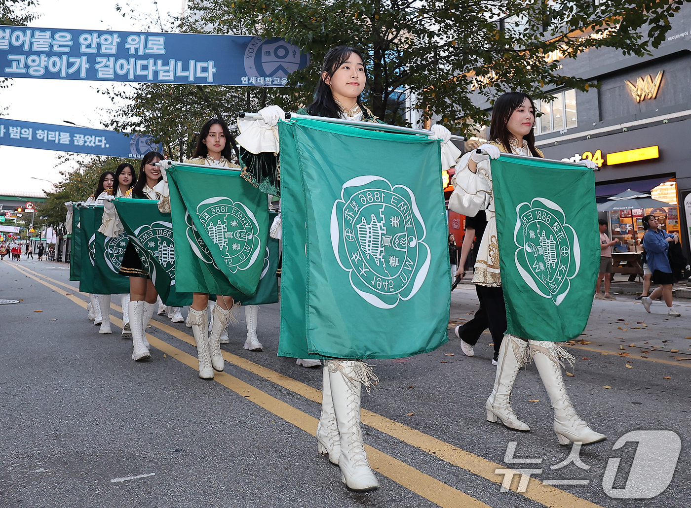 (서울=뉴스1) 김진환 기자 = 27일 서울 서대문구 신촌 연세로 일대에서 열린 '2024 신촌 글로벌대학문화축제'에 참가한 이화여자대학교 응원단이 개막 퍼레이드를 하고 있다. 2 …