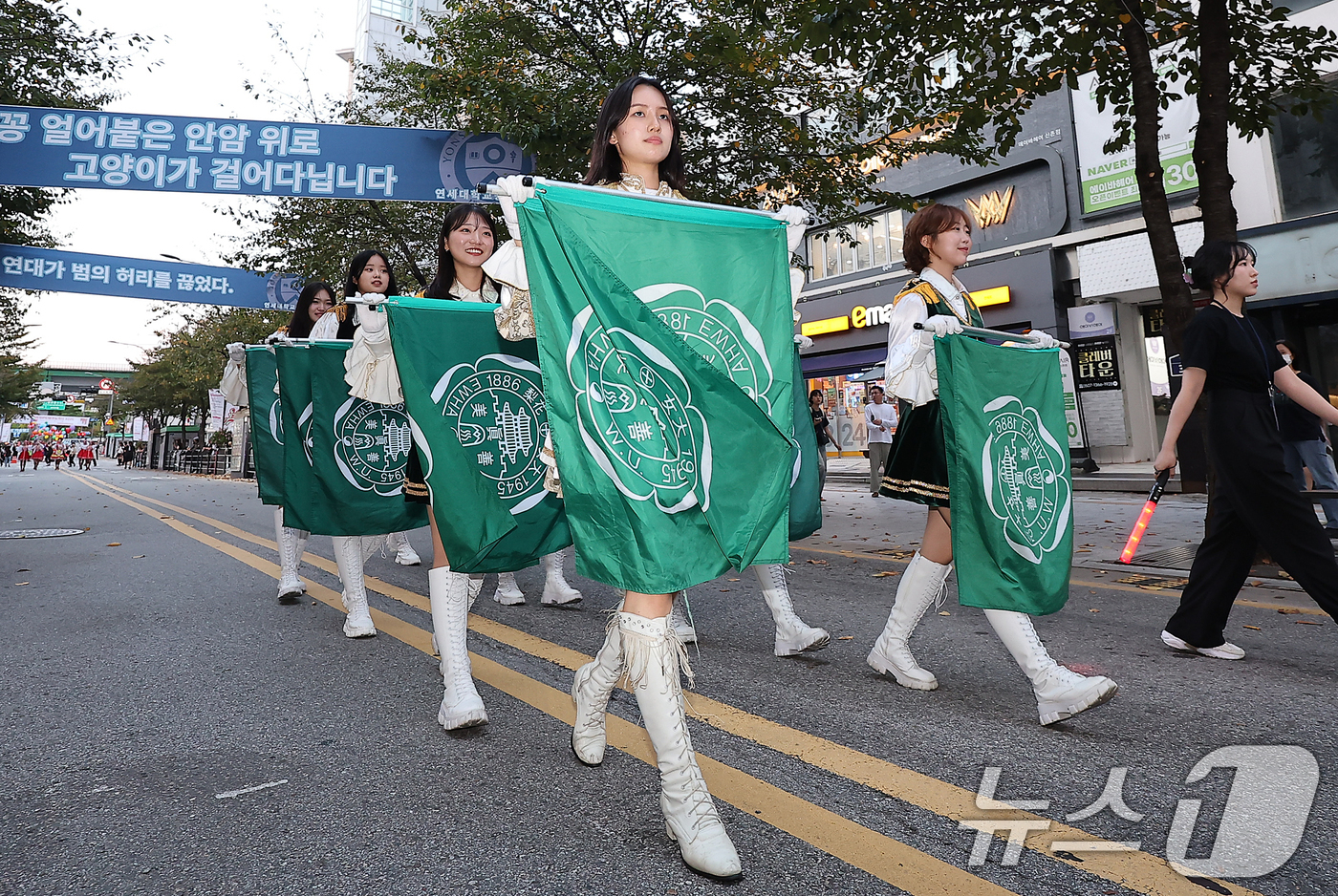 (서울=뉴스1) 김진환 기자 = 27일 서울 서대문구 신촌 연세로 일대에서 열린 '2024 신촌 글로벌대학문화축제'에 참가한 이화여자대학교 응원단이 개막 퍼레이드를 하고 있다. 2 …