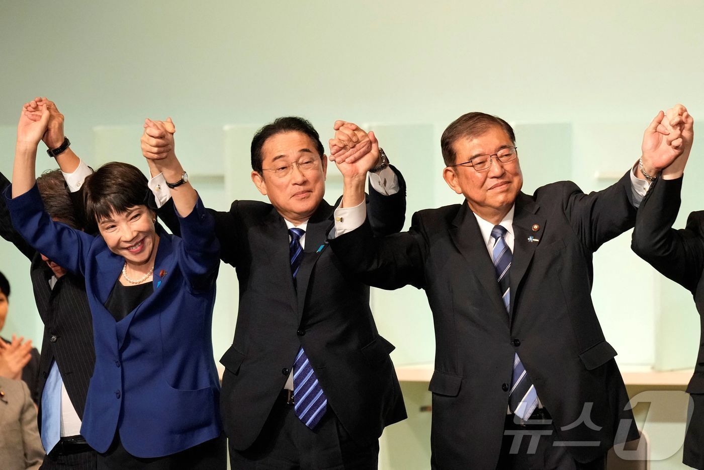 본문 이미지 - 27일 일본 도쿄 자민당 본부에서 왼쪽부터 다카이치 사나에 경제안보상, 기시다 후미오 총리, 이시바 시게루 총재선 당선자가 결선 투표 후 손을 맞잡고 당선자를 축하하고 있다. 2024.09.27/ ⓒ AFP=뉴스1 ⓒ News1 권진영 기자