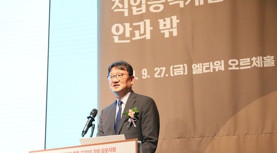 축사하는 권기섭 경사노위 위원장