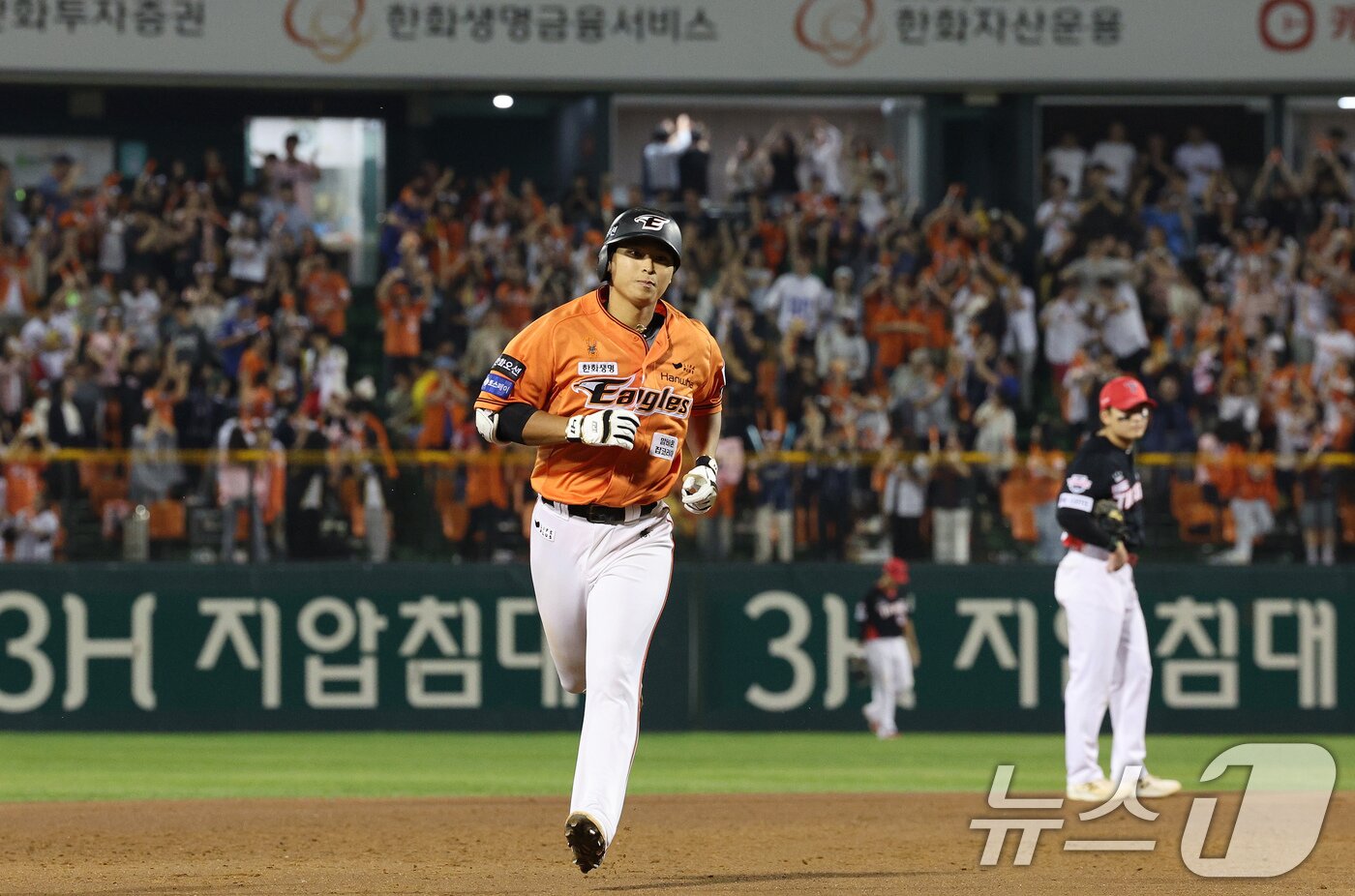 본문 이미지 - 27일 오후 대전 한화생명 이글스파크에서 열린 프로야구 &#39;2024 신한 SOL 뱅크 KBO리그&#39; KIA 타이거즈와 한화 이글스의 경기, 한화 공격 8회말 무사 1루상황에서 최인호가 2점 홈런을 친 뒤 베이스를 돌고 있다. 2024.9.27/뉴스1 ⓒ News1 장수영 기자