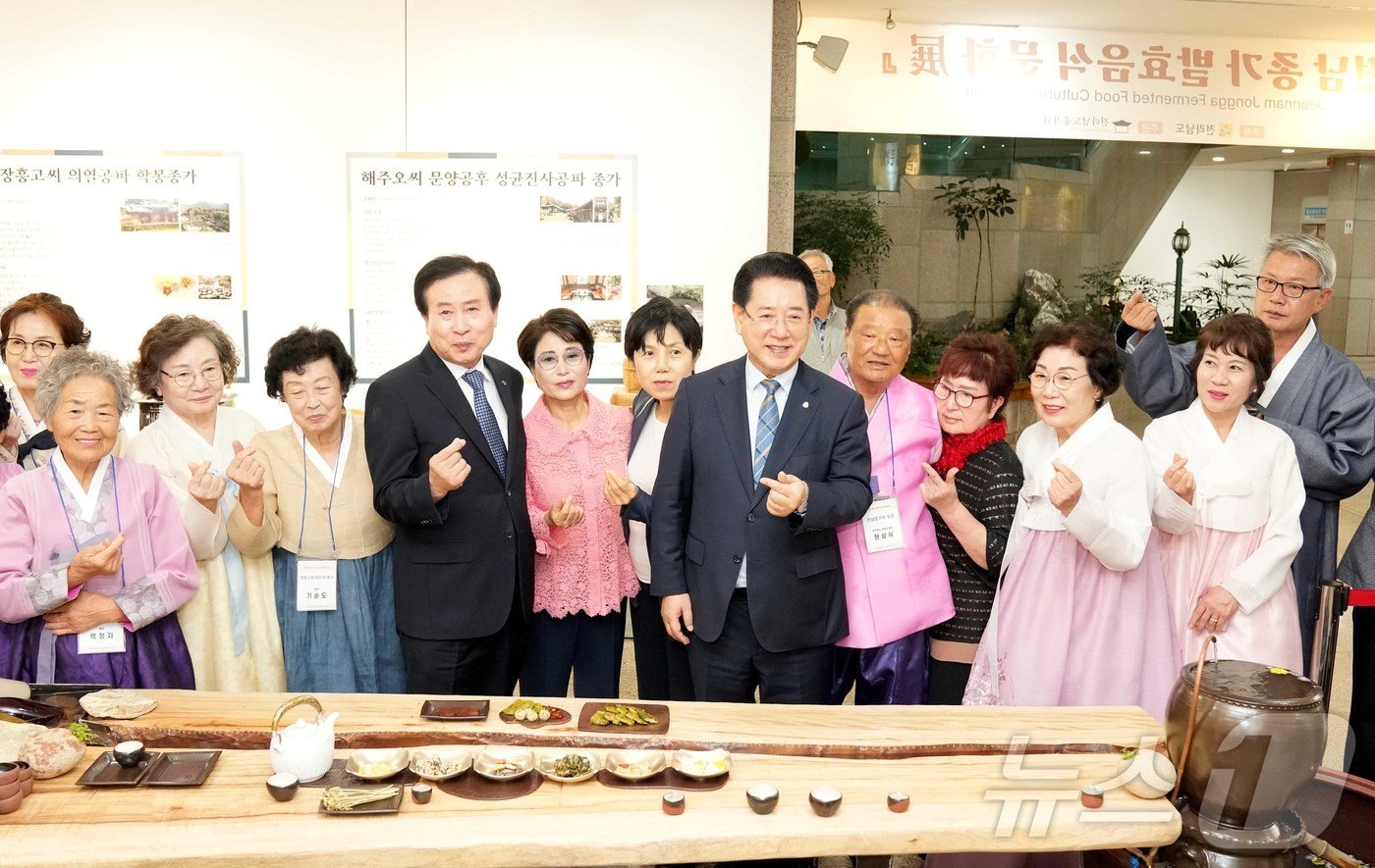 본문 이미지 - 김영록 전라남도지사가 27일 목포문화예술회관 일원에서 “남도의 맛! 세계를 잇다!”라는 주제로 열린 ‘제30회 국제남도음식문화큰잔치 개막식’에서 부스를 둘러보고 있다.(전남도 제공) 2024.9.27/뉴스1 