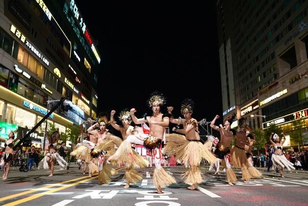 '9차선 도로가 현란한 무대로' 천안흥타령춤축제 거리퍼레이드 열려