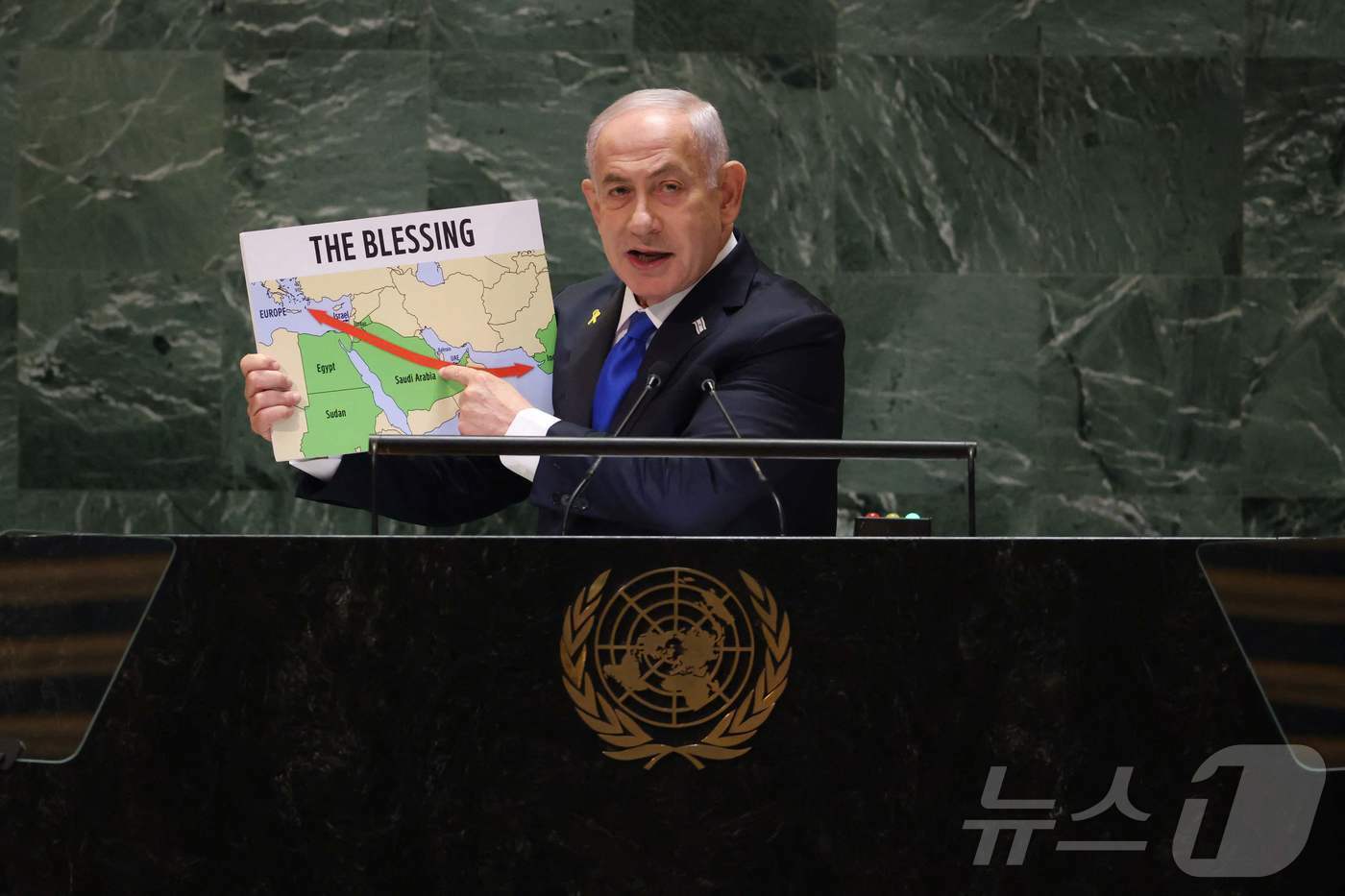 본문 이미지 - 베냐민 네타냐후 이스라엘 총리가 지난달 27일 뉴욕 유엔본부에서 속개된 79차 유엔총회에서 도표를 내보이며 전쟁의 정당성을 역설하는 연설을 하고 있다. 레바논 휴전 제안을 일축한 네타냐후 총리는 전쟁 종식을 원하는 다수의 회원국들로부터 비난을 한 몸에 받고 있다. 2024.09.27 ⓒ AFP=뉴스1 ⓒ News1 권진영기자
