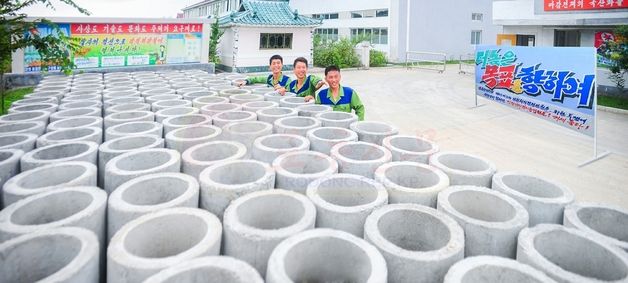 전국 곳곳에 '건설' 바람…건재품 생산에 집중하는 北 [노동신문 사진]