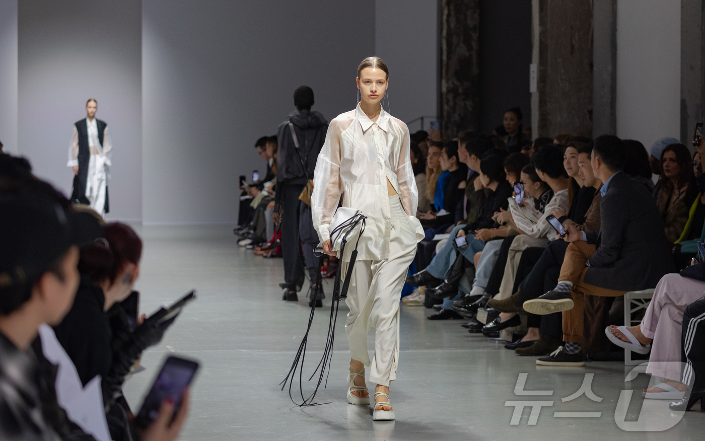 (파리=뉴스1) 이준성 기자 = 파리 패션위크 주간인 27일(현지시간) 패션 디자이너 박춘무가 이끄는 모던 아방가르드 브랜드 데무(DÉ MOO, 대표 최병문)가 프랑스 파리 팔레 …