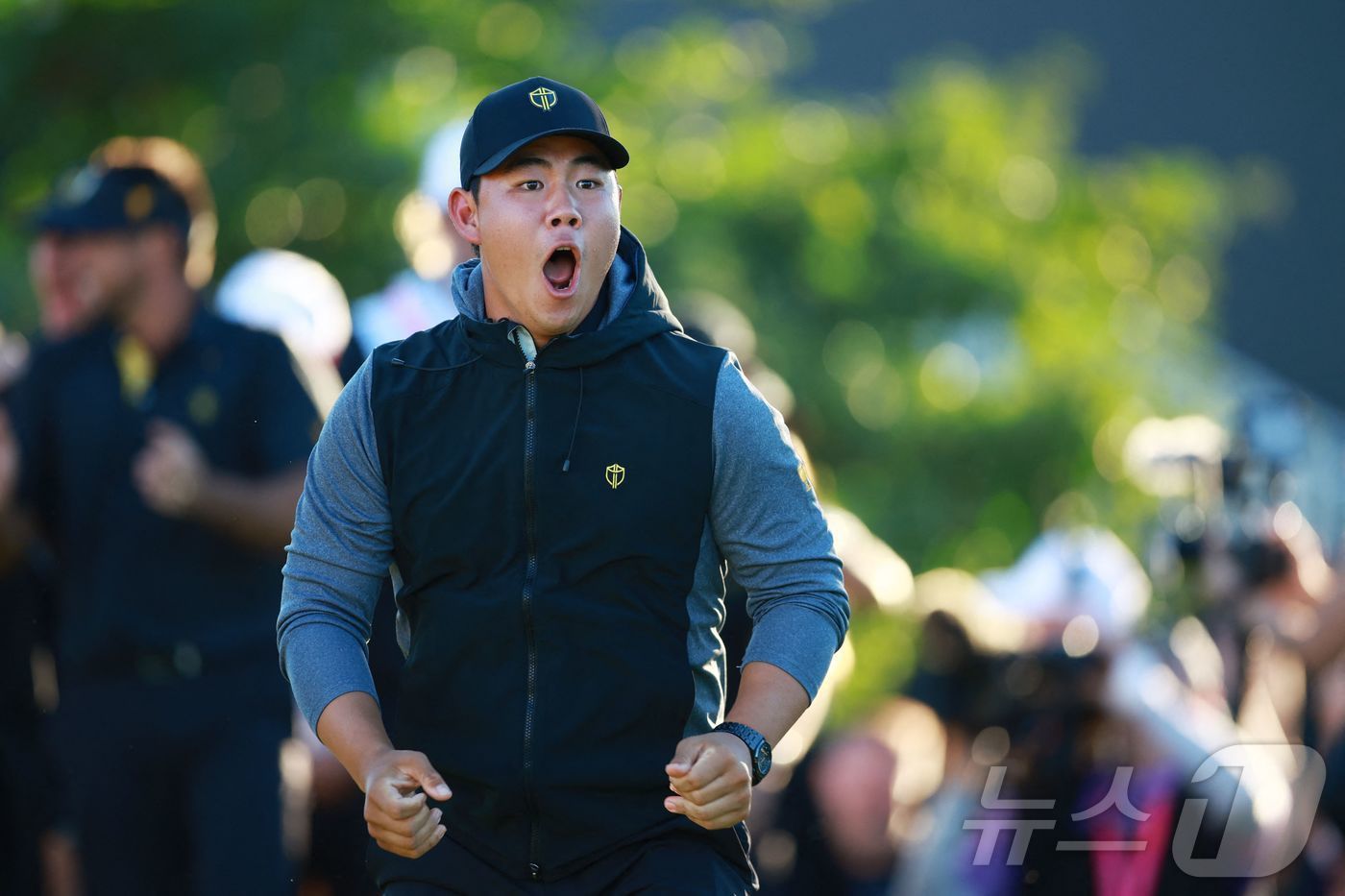 프레지던츠컺 둘째 날 동료를 응원하는 김주형. ⓒ AFP=뉴스1