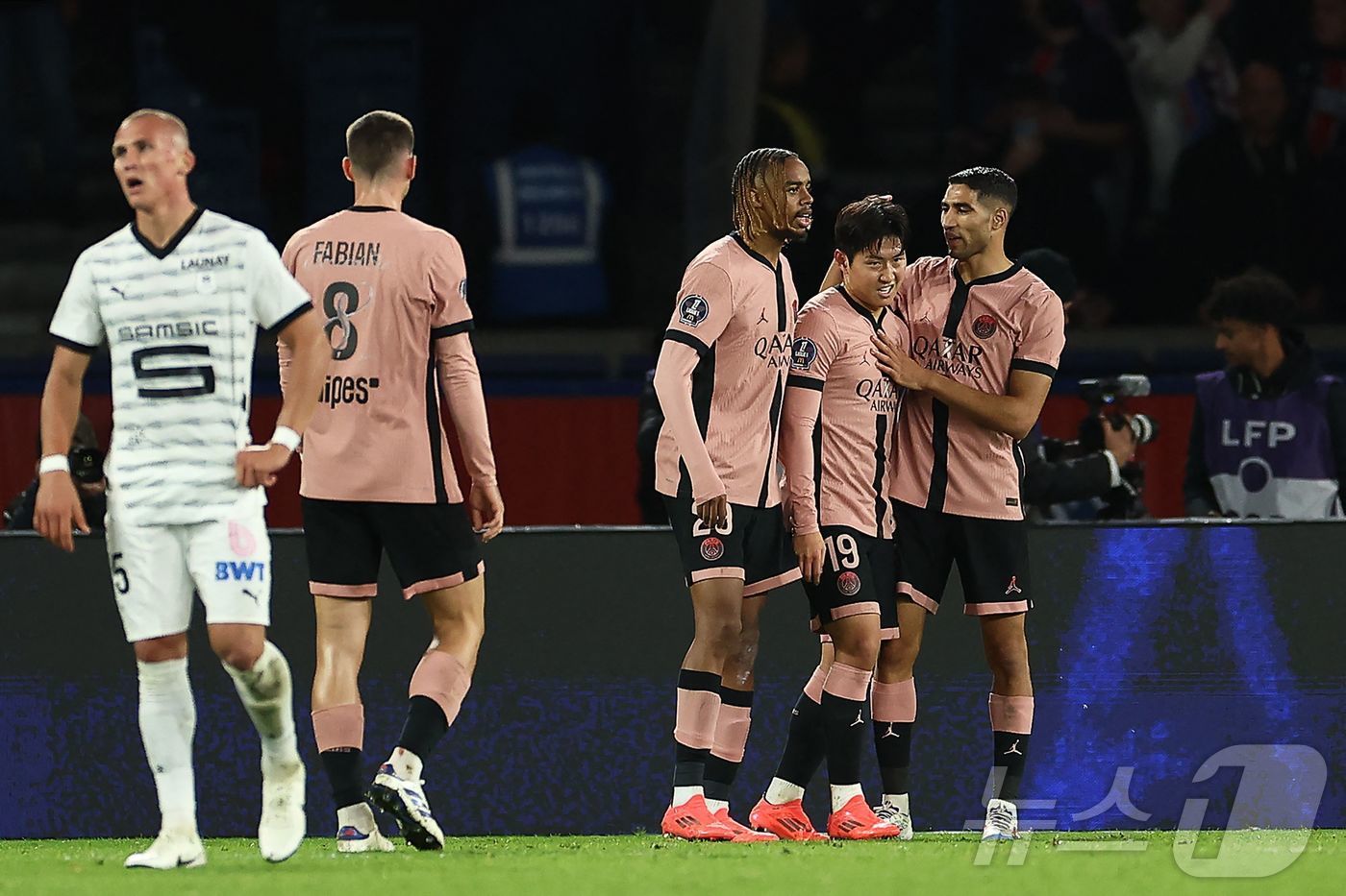 본문 이미지 - 파리 생제르맹의 이강인이 득점 후 동료들의 축하를 받고 있다. ⓒ AFP=뉴스1