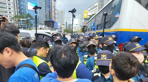 대구퀴어문화축제 주최 측-경찰 대치