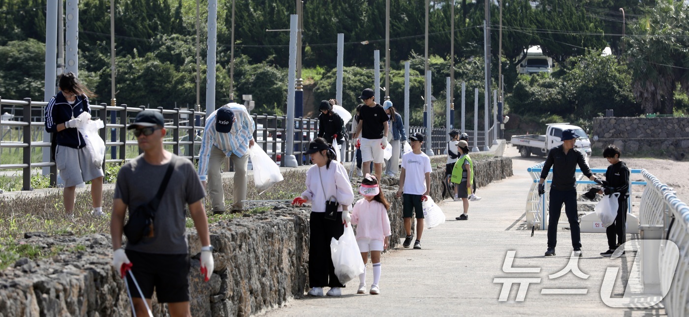 (제주=뉴스1) 고동명 기자 = 28일 제주시 이호해수욕장 인근에서 열린 '걸으멍(걷고), 도르멍(뛰고), 주시멍(줍고)' 제6회 '제주 플로깅(Jeju-Plogging)' 참가자 …