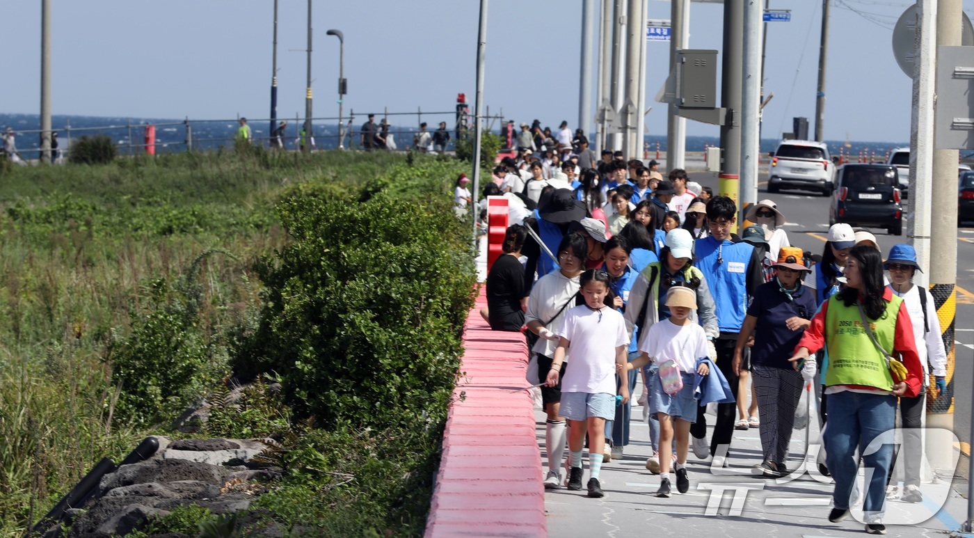 (제주=뉴스1) 고동명 기자 = 28일 제주시 이호해수욕장 인근에서 열린 '걸으멍(걷고), 도르멍(뛰고), 주시멍(줍고)' 제6회 '제주 플로깅(Jeju-Plogging)' 참가자 …