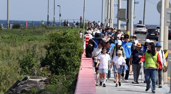 "작은 행동이 지구를 살려요"…제6회 제주플로깅 성황