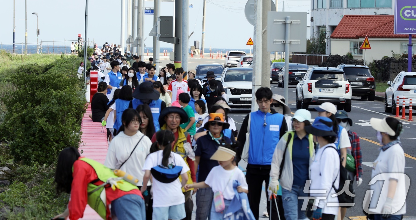 (제주=뉴스1) 고동명 기자 = 28일 제주시 이호해수욕장 인근에서 열린 '걸으멍(걷고), 도르멍(뛰고), 주시멍(줍고)' 제6회 '제주 플로깅(Jeju-Plogging)' 참가자 …