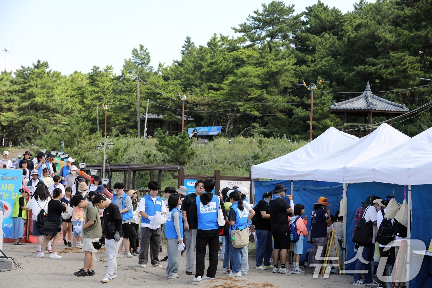 28일 제주시 이호해수욕장 인근에서 &#39;걸으멍&#40;걷고&#41;, 도르멍&#40;뛰고&#41;, 주시멍&#40;줍고&#41;&#39; 제6회 &#39;제주 플로깅&#40;Jeju-Plogging&#41;&#39;이 열리고 있다. 이 행사는 제주도지속가능발전협의회와 뉴스1제주본부가 주최·주관했다. 2024.9.28/뉴스1 ⓒ News1 고동명 기자